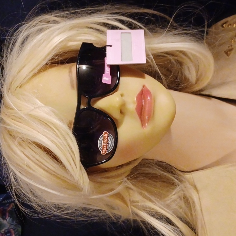 NWT - Foster Grant Luxury Fashion Sunglasses Trend - Black